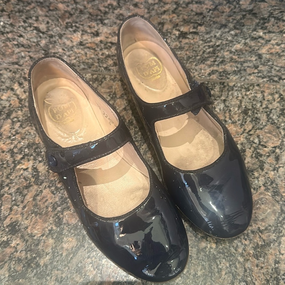 Girl school shoes.Navy